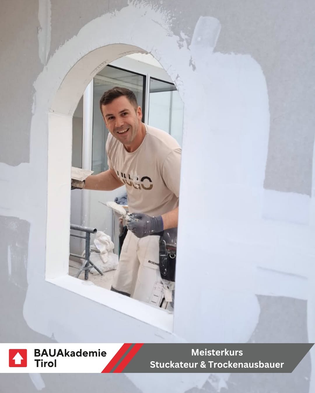 Trockenbaumeister Narmis Suljić bei der Arbeit an einer Rundbogenkonstruktion